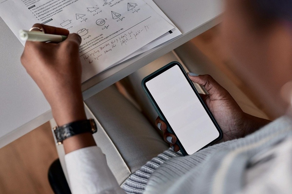 Hoc sinh o Hy Lap doa 'dam vo mat' giao vien day len lo ngai hinh anh