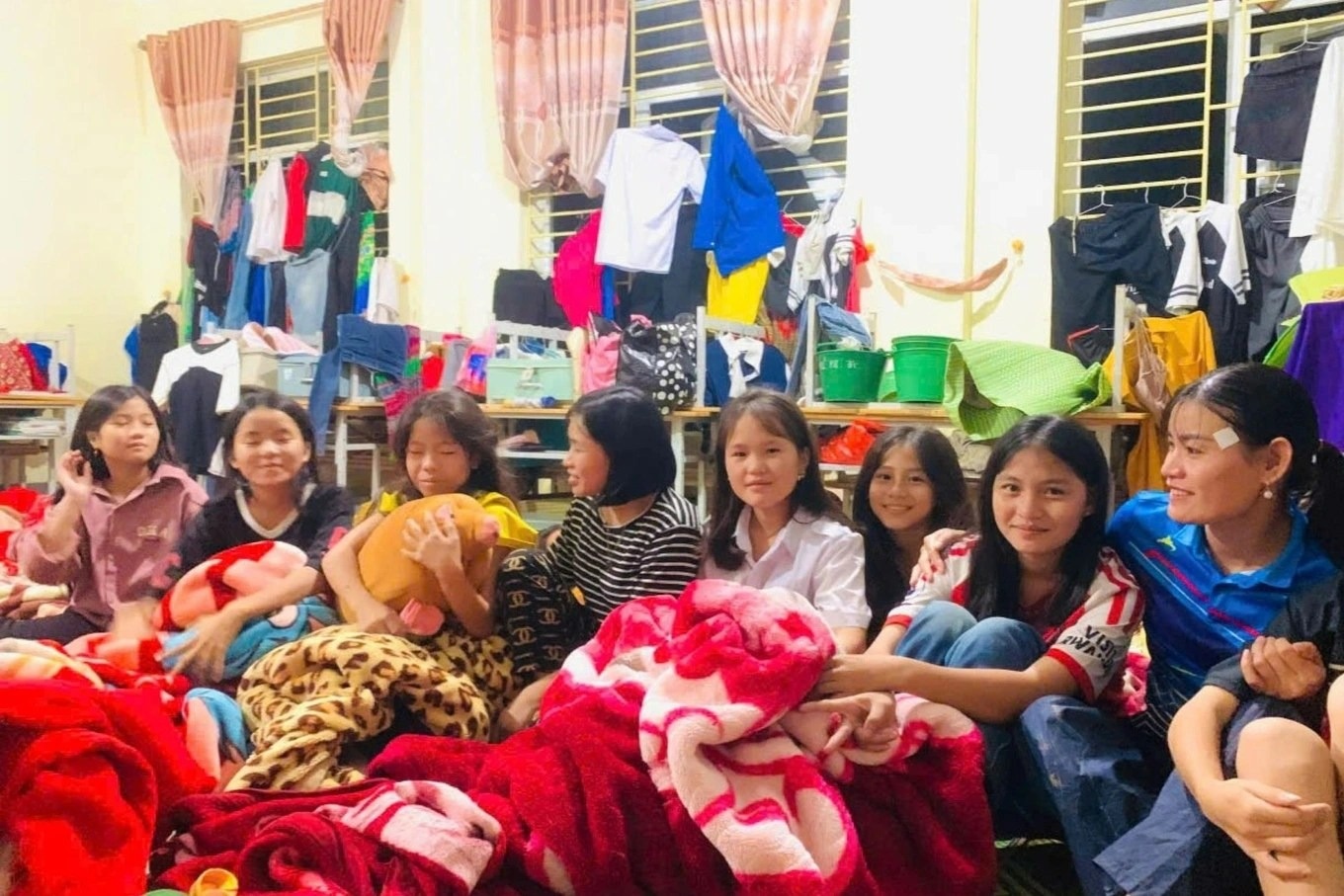 Khen thuong co giao giup 200 hoc sinh tranh tham hoa sat lo dat hinh anh