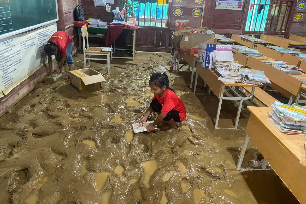 Truong hoc ngap sau vi lu ong keo ve trong dem hinh anh