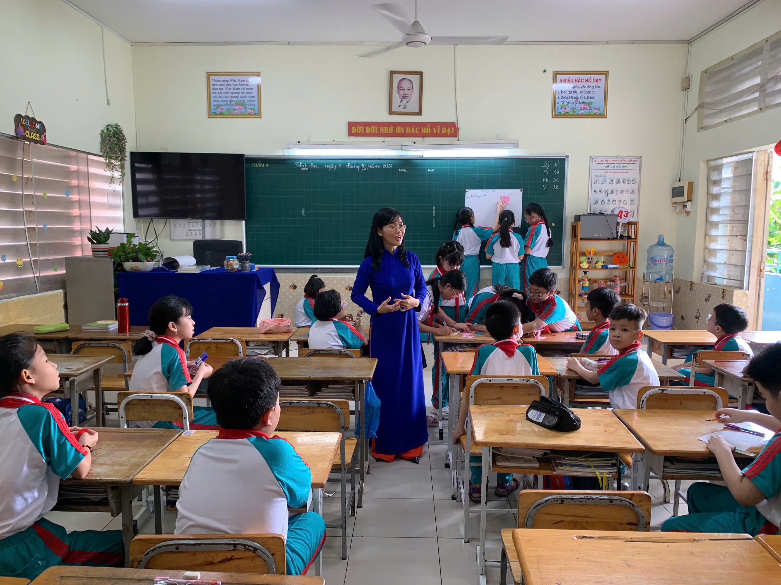 Lap to cong tac 'dong vien' co giao 'doi' phu huynh chuyen mua laptop hinh anh