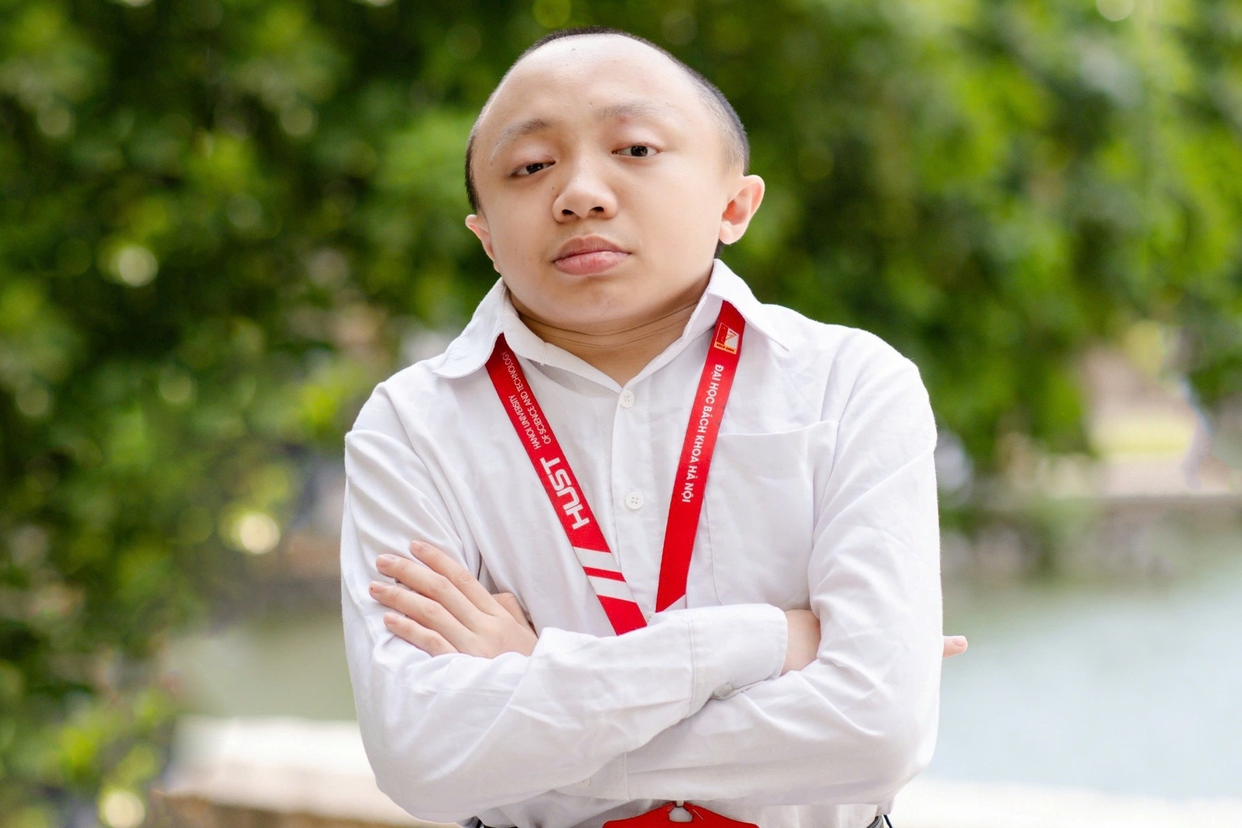 Nam sinh mac chung xuong thuy tinh tot nghiep loai gioi Bach khoa hinh anh