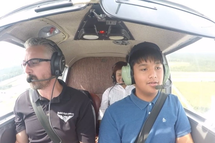 Be trai My biet lai may bay du moi 12 tuoi hinh anh