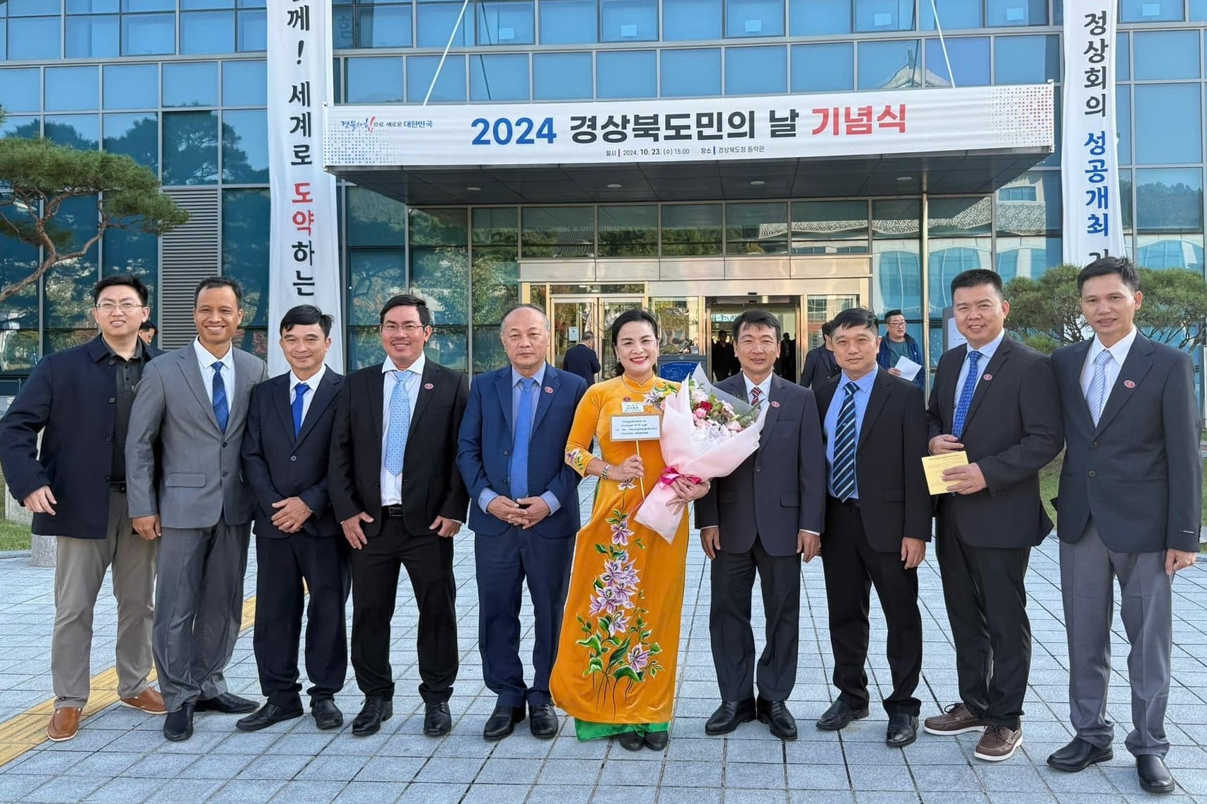 Hieu truong truong Nhan van tro thanh cong dan danh du o Han Quoc hinh anh