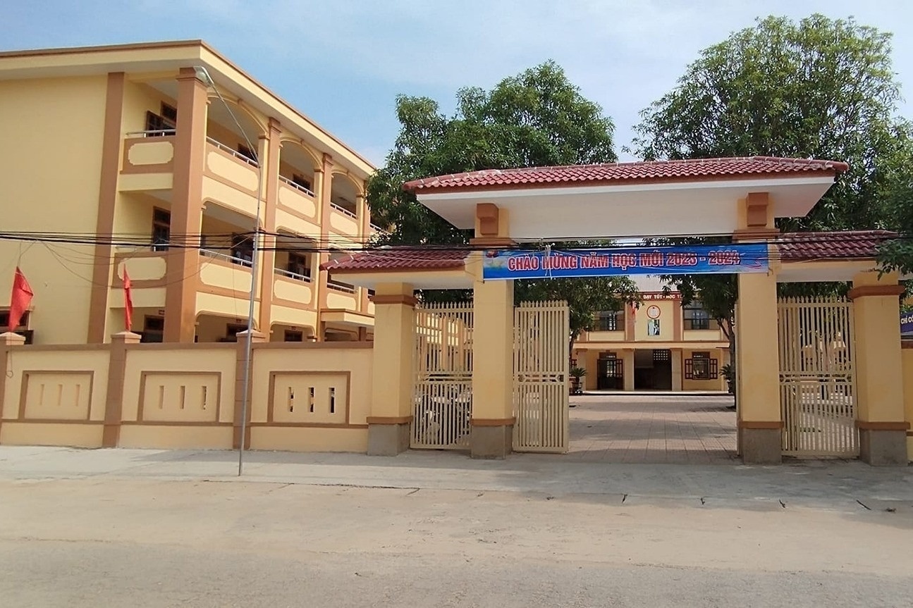 Vu thay co xo xat tai truong hoc, nu giao vien chua the di day hinh anh