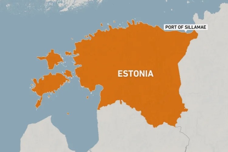 Nga bat giu tau cho dau roi cang Estonia hinh anh