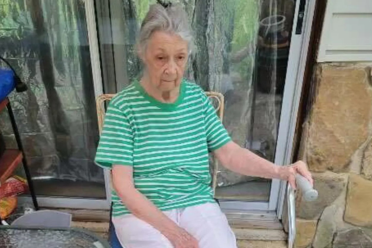 Cu ba nguoi My duoc xoa no sinh vien o tuoi 86 hinh anh