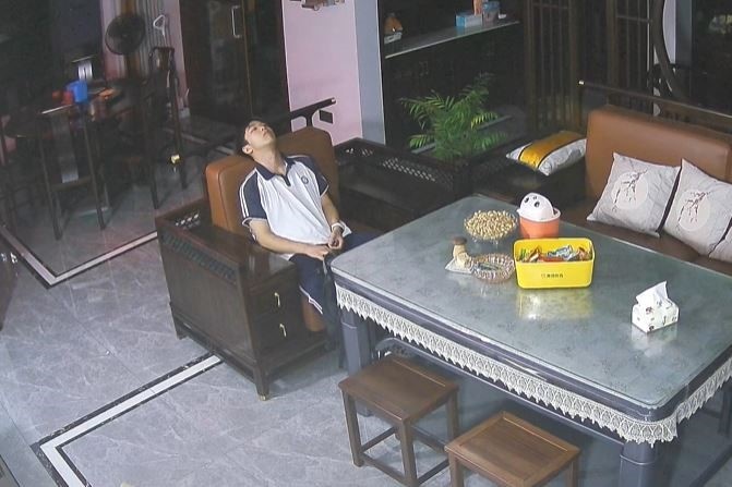 Khoanh khac met moi cua nam sinh khien dan mang tranh luan hinh anh