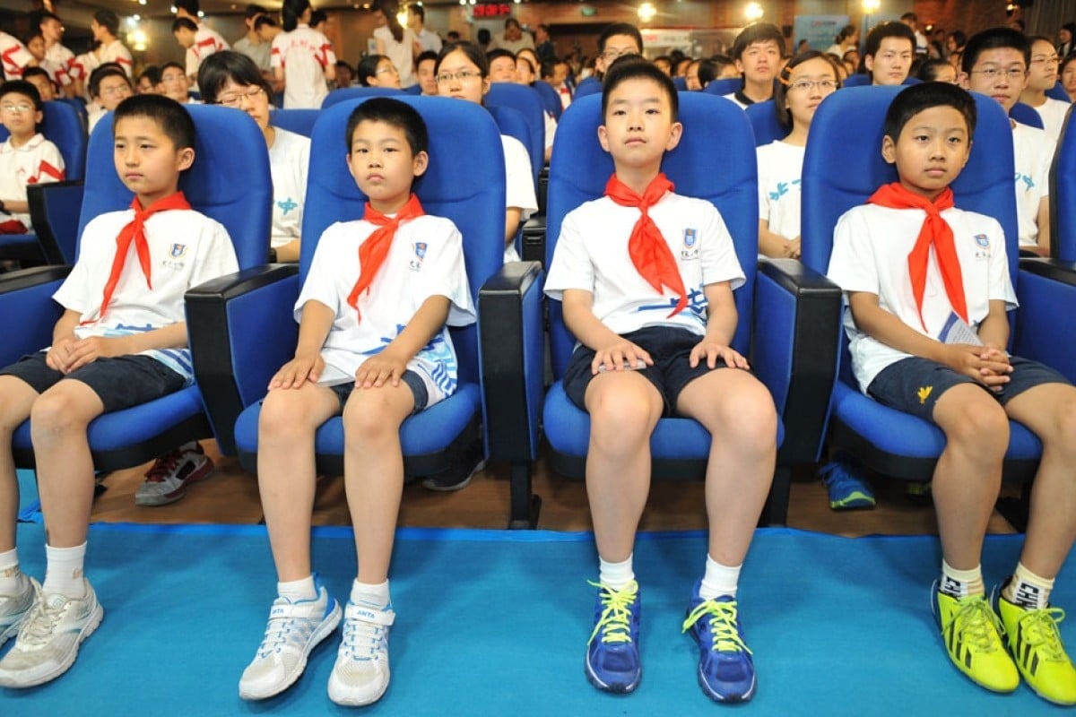 Bi dinh chi hoc, tuoc hoc bong neu qua than thiet voi ban hoc hinh anh