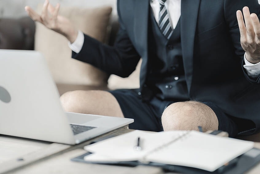 Du hoc sinh suyt bi duoi hoc chi vi mac quan short vao thu vien hinh anh