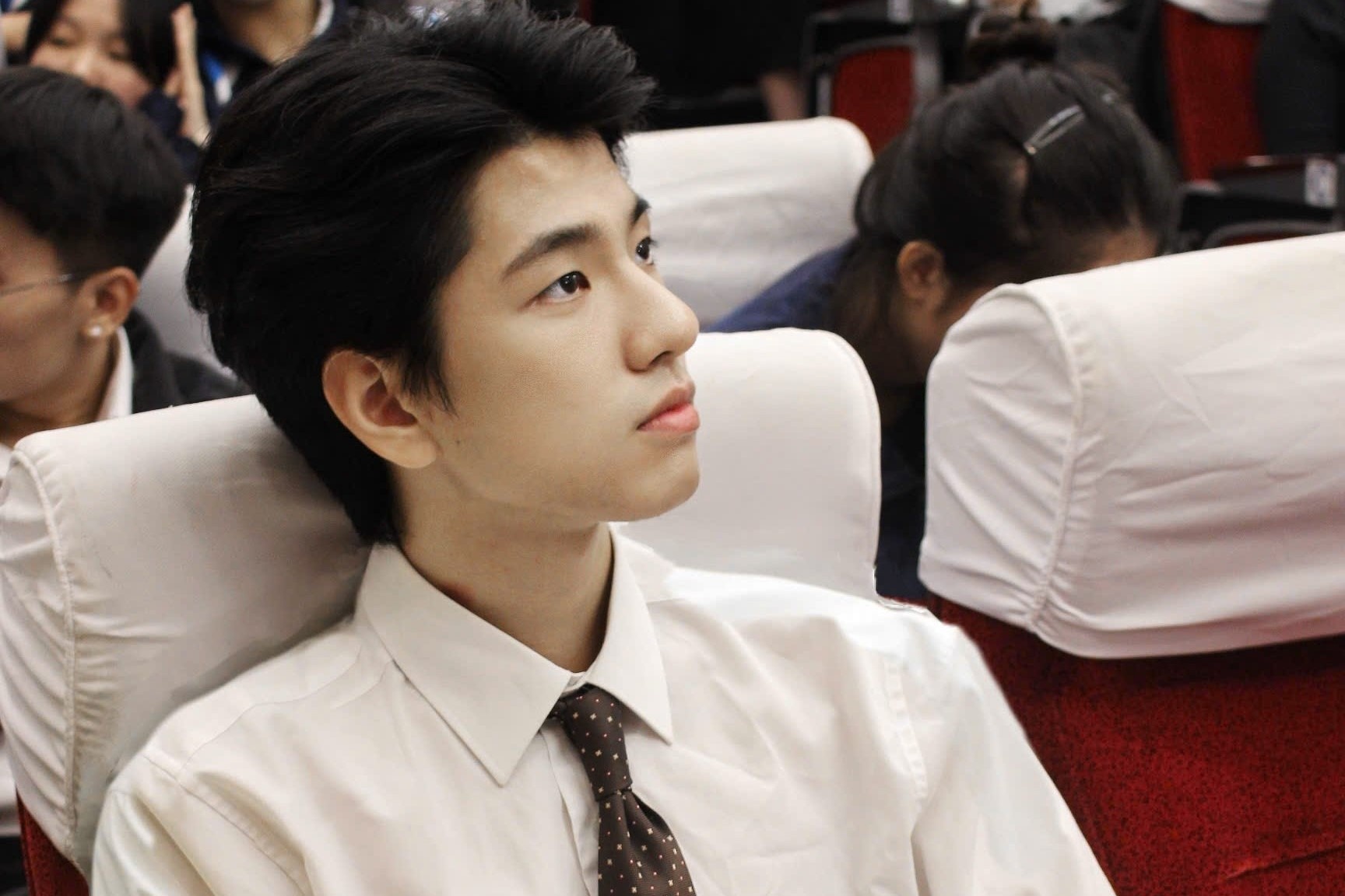 Ve dien trai cua nam sinh truong Su pham 'don tim' dan mang hinh anh