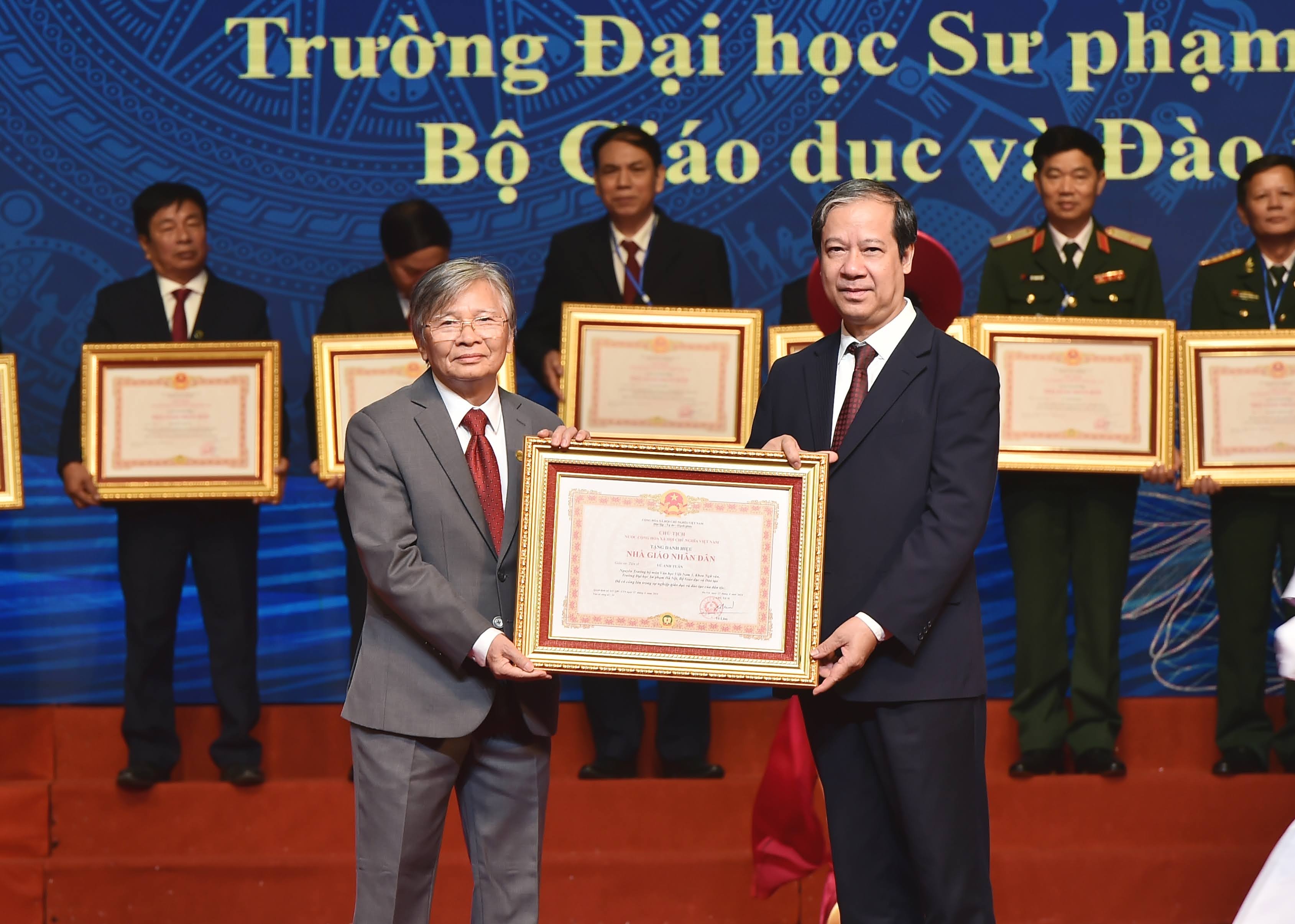 Hon 1.000 giao vien nhan danh hieu Nha giao nhan dan, Nha giao uu tu hinh anh