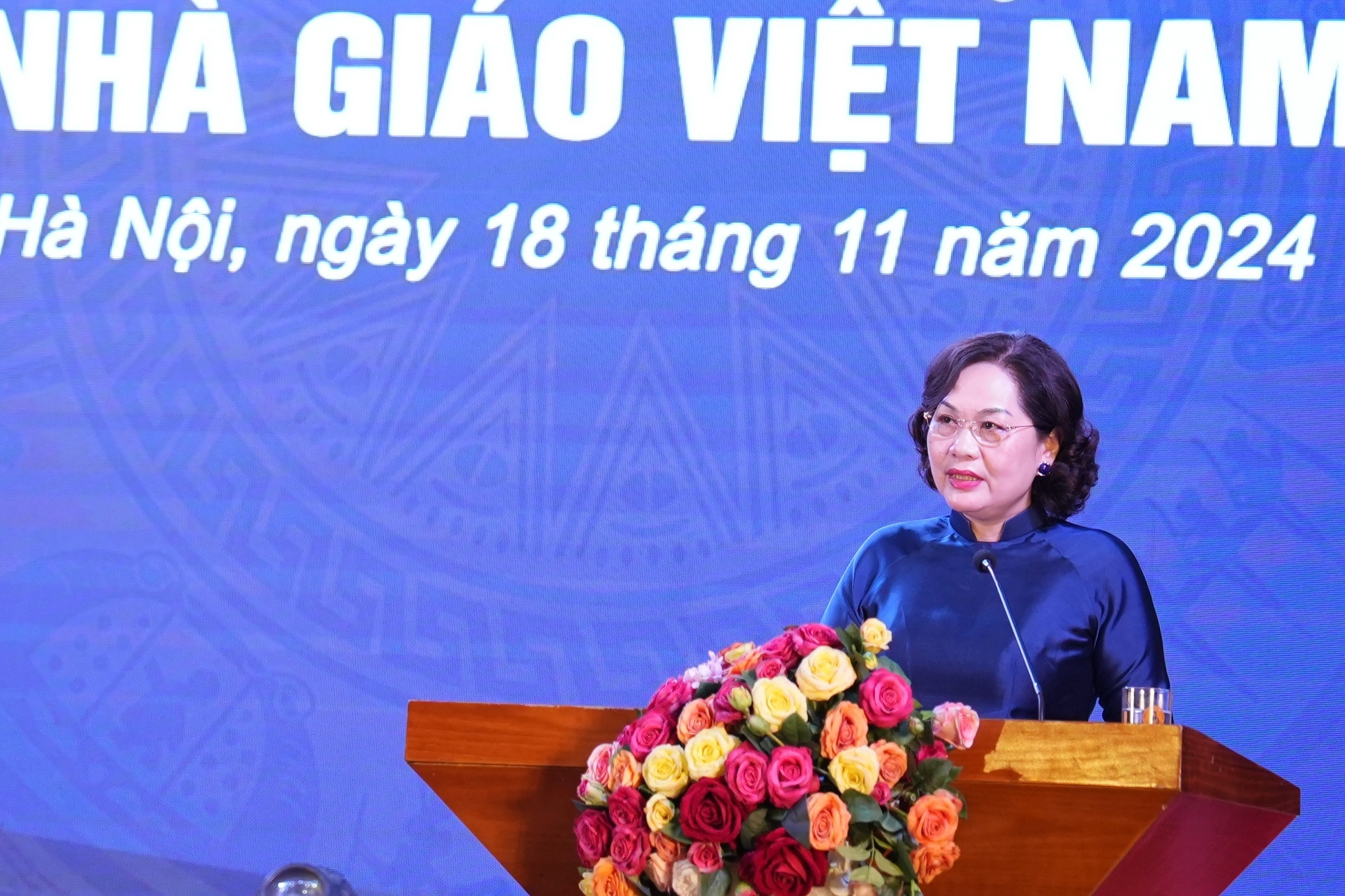 Thong doc Ngan hang Nha nuoc chuc mung ngay nha giao tai HV Ngan hang hinh anh