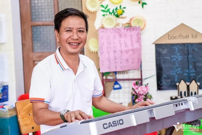 Thay giao mam non ke chuyen tre khoanh tay 'con chao ong a' hinh anh