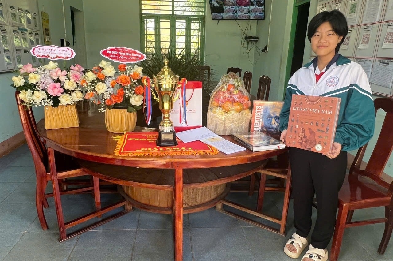Nu sinh lop 8 bat ngo nhan thu tay cua Bo truong GD&DT hinh anh