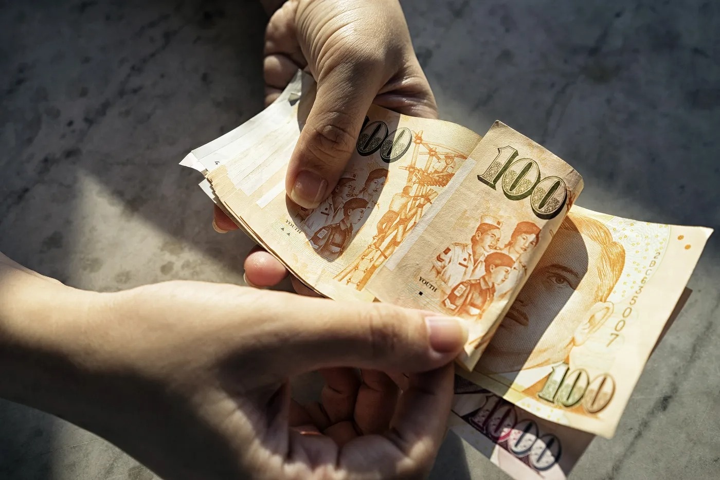 Cuu hieu truong nguoi Nhat di tu vi khai gian tien luong cua nhan vien hinh anh