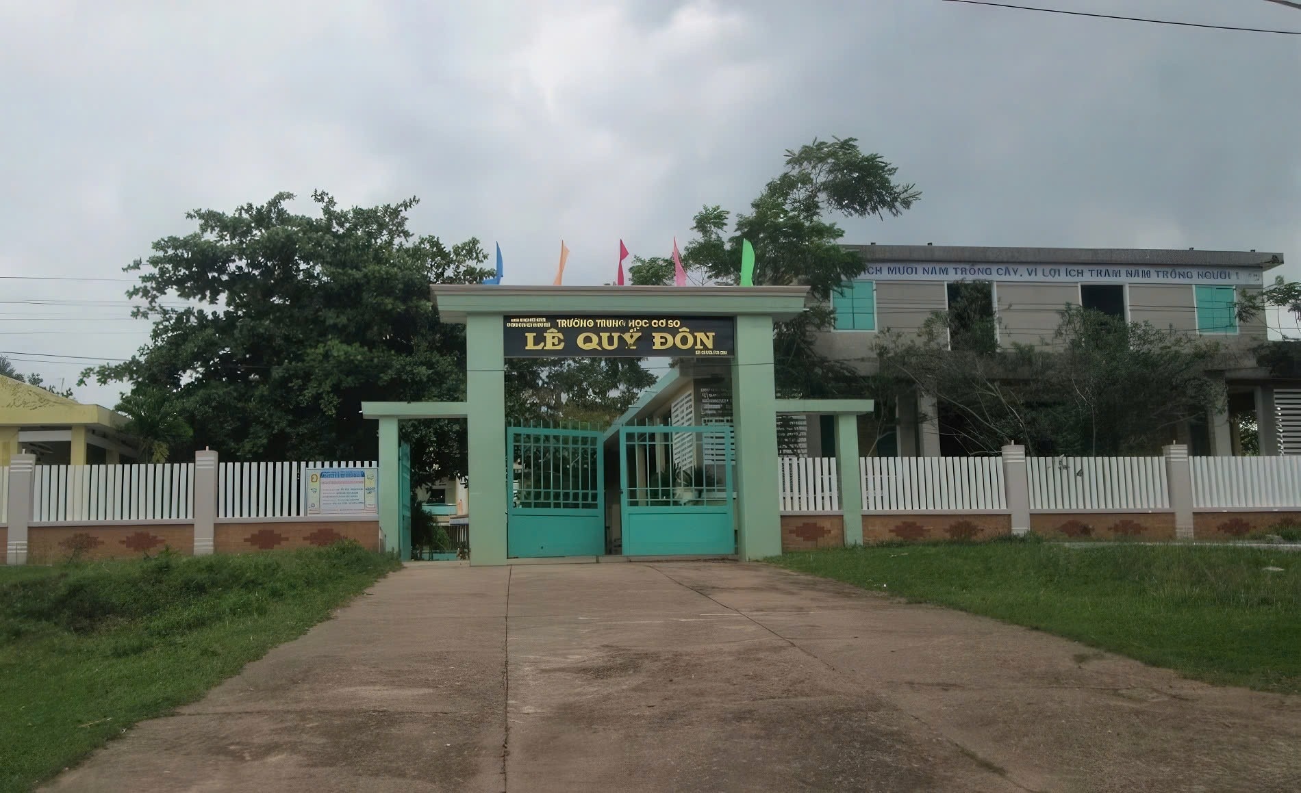 Ky luat canh cao co giao chu nhiem danh hoc sinh bam tim 2 chan hinh anh