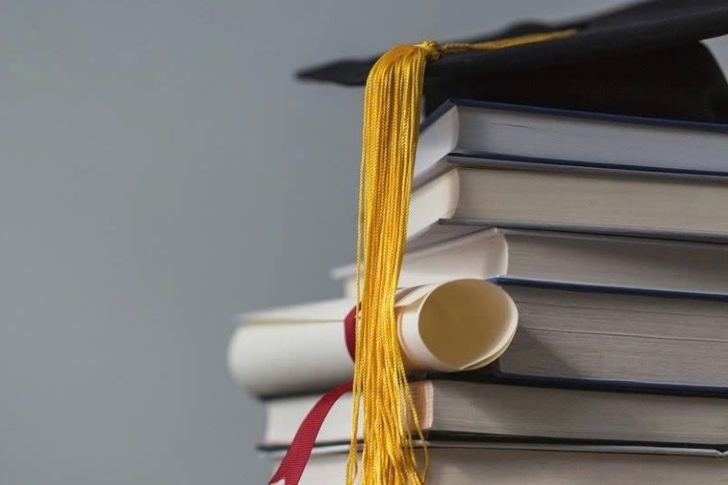 Dai hoc Hai Phong ho tro 500 trieu dong cho giao su ve lam viec hinh anh