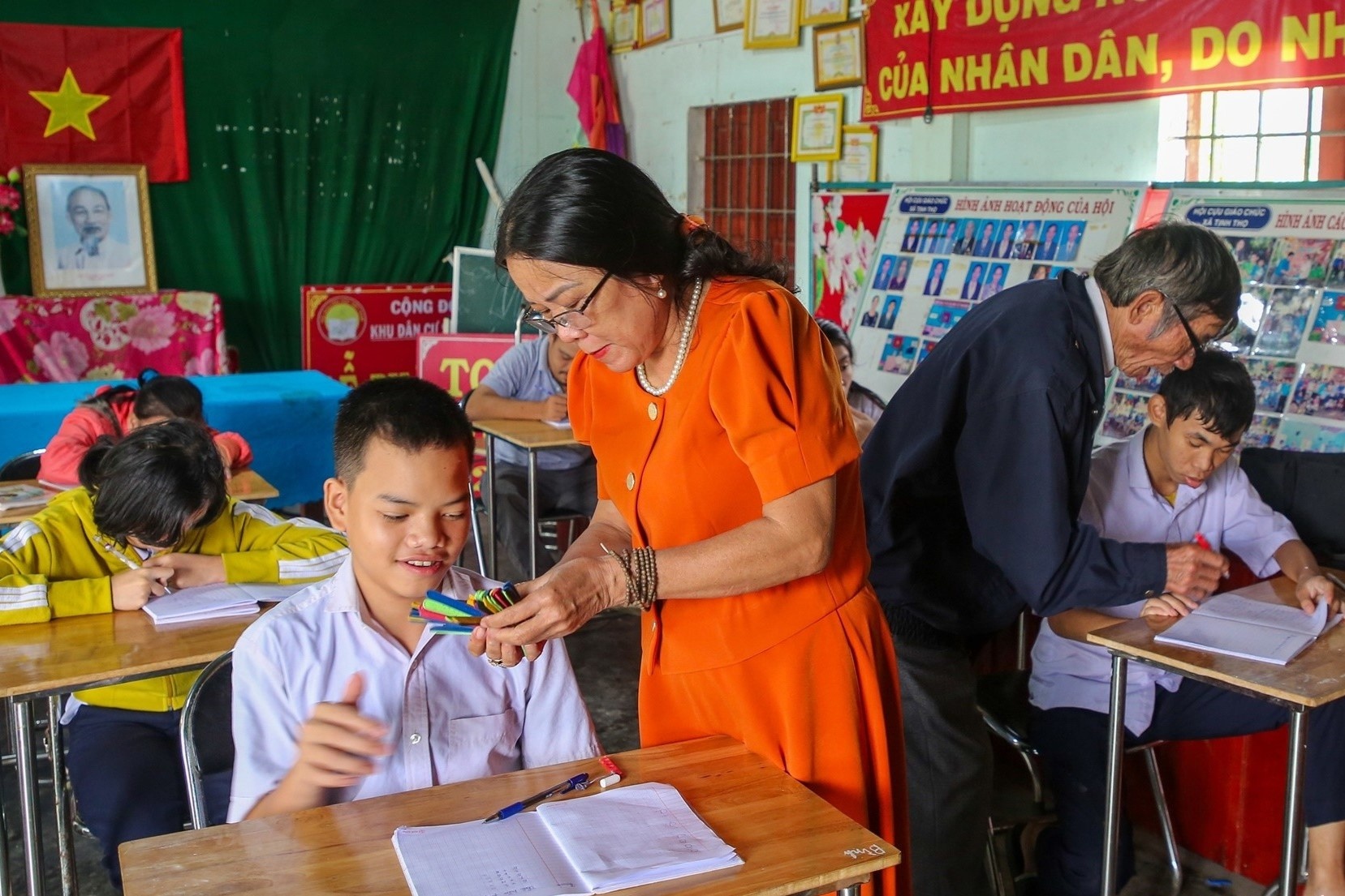 Lop hoc '0 dong' 20 thay co chat chiu luong huu mua sach, vo cho tro hinh anh