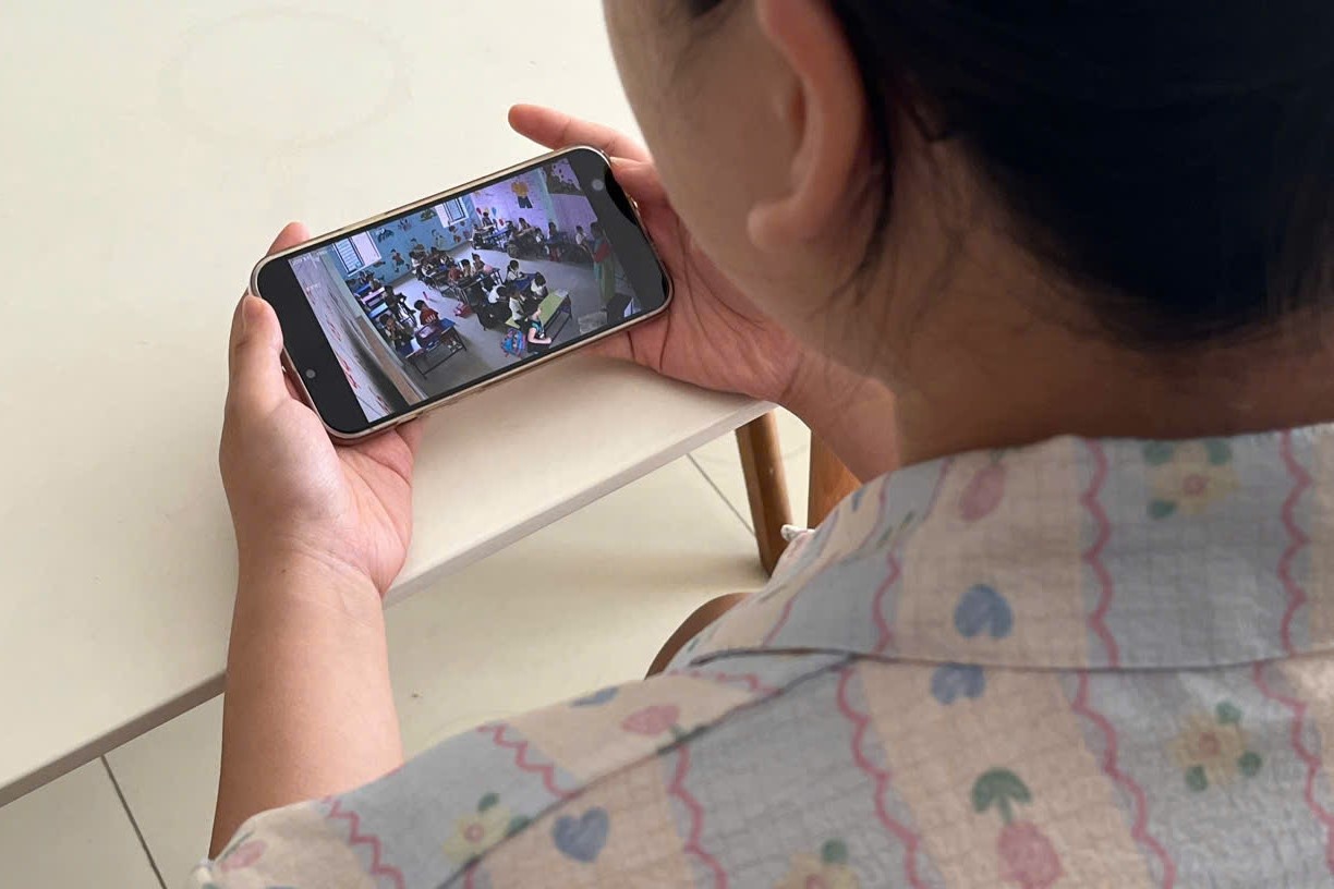 Giao vien am anh canh phu huynh soi camera ca ngay bat loi hinh anh