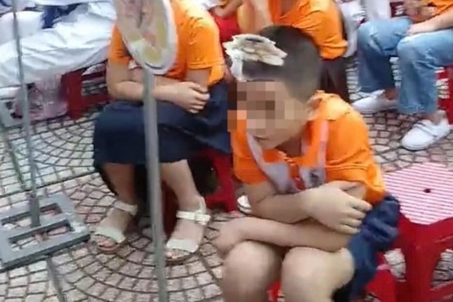 Hoc sinh phai coi ao am ngoi giua troi lanh, phu huynh buc xuc hinh anh