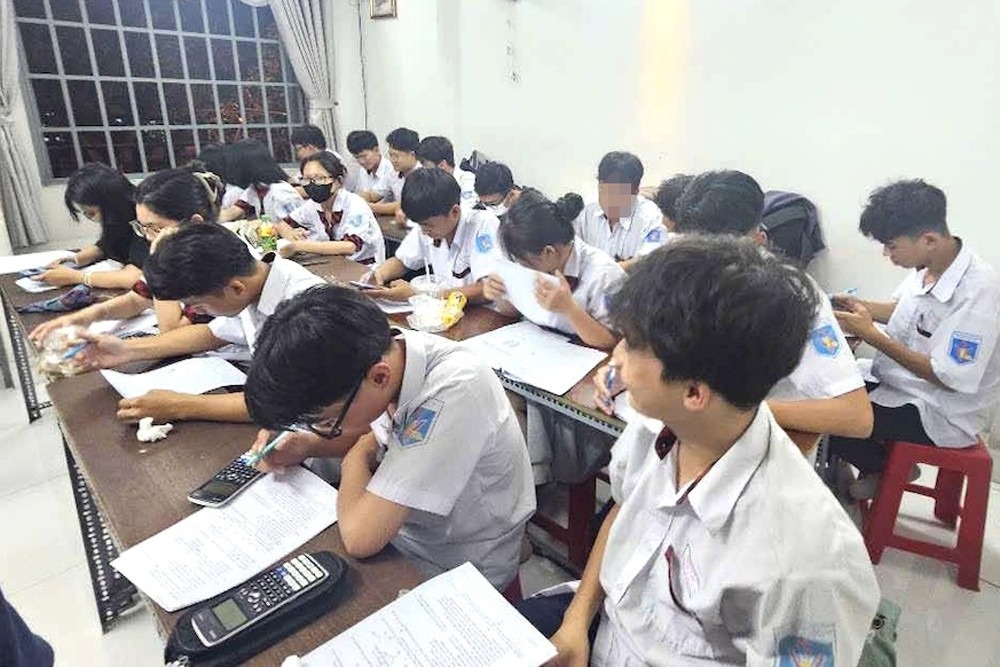Kiem tra dot xuat, phat hien nhieu giao vien o TP.HCM day them hinh anh