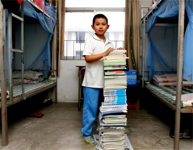 Than dong 12 tuoi mang 70 kg sach di hoc dai hoc bay gio ra sao? hinh anh
