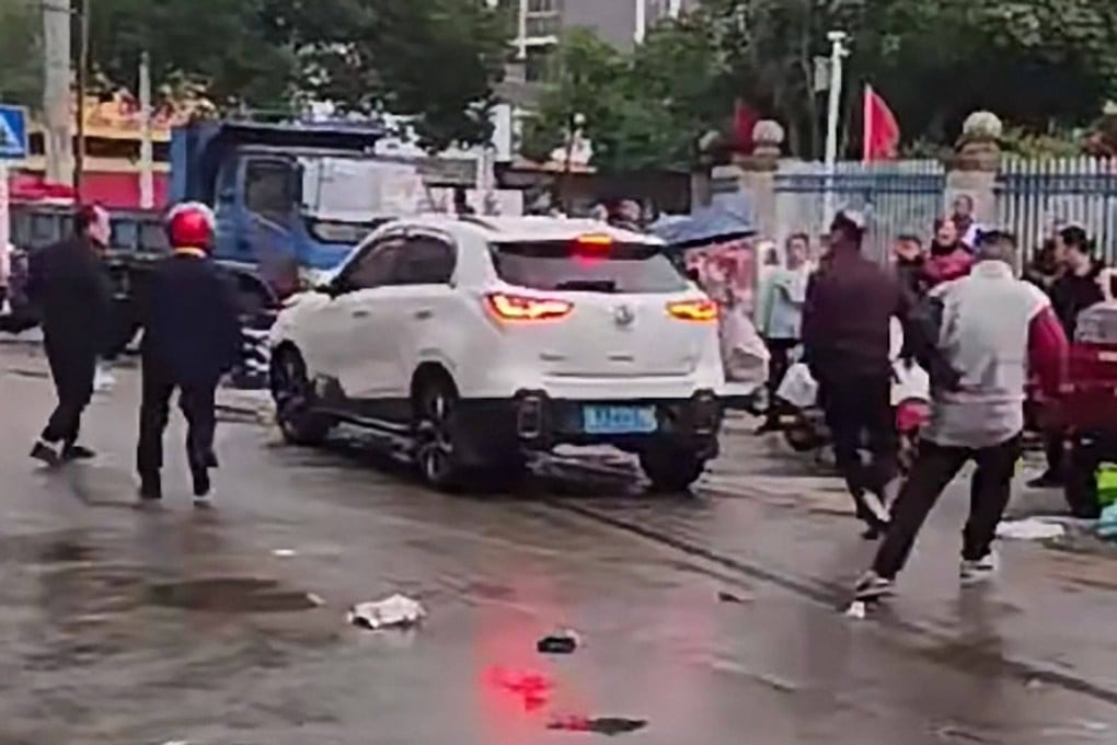 Tai xe 'dien' o Trung Quoc dam xe khien 18 tre bi thuong linh an tu hinh anh