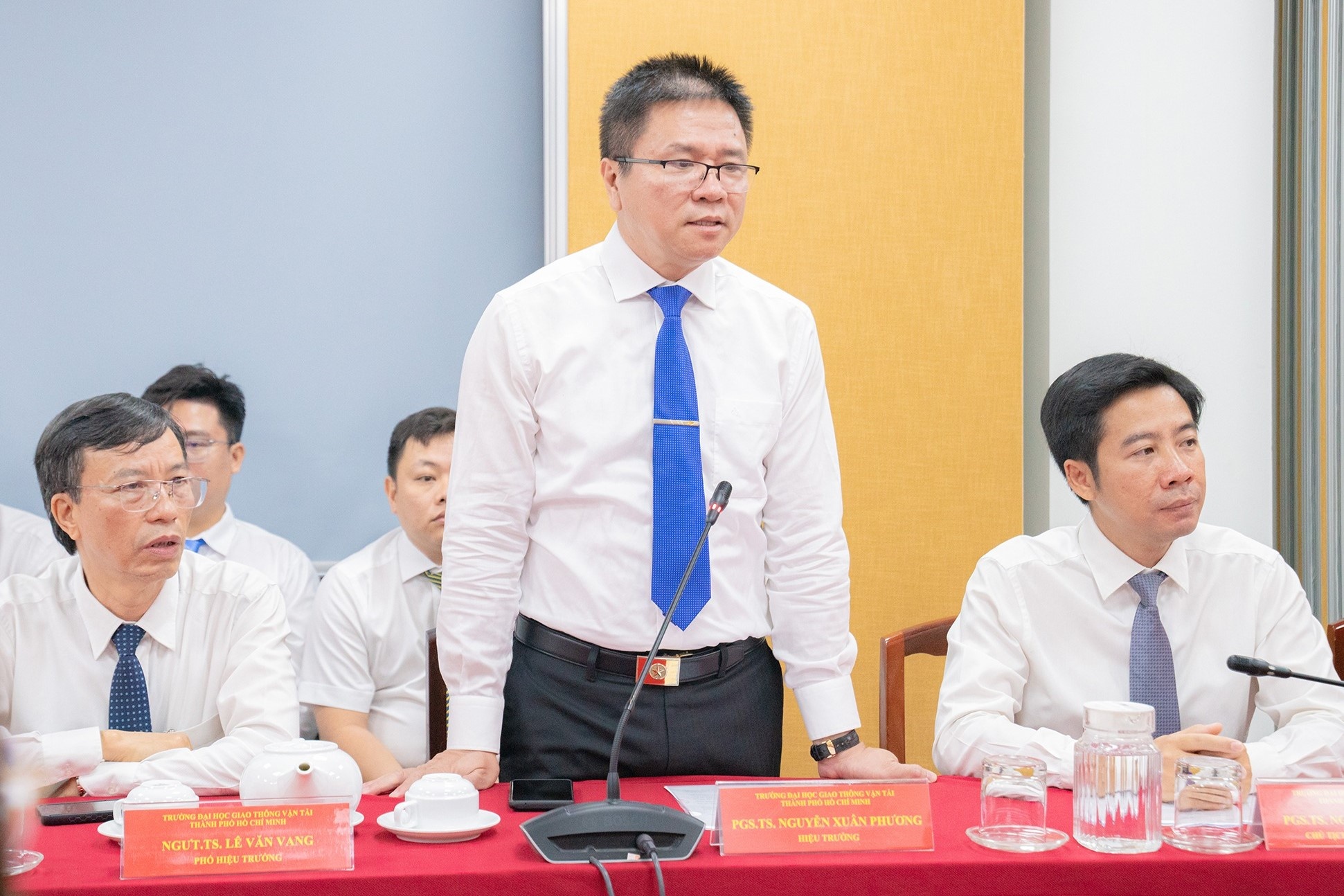 Mot truong dai hoc giai the 45 bo mon hinh anh