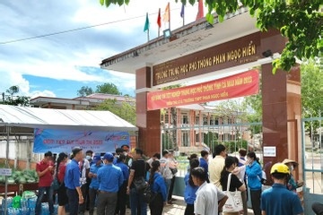 Hieu truong neu ly do ky luat thay giao nhan tien day kem hoc sinh hinh anh