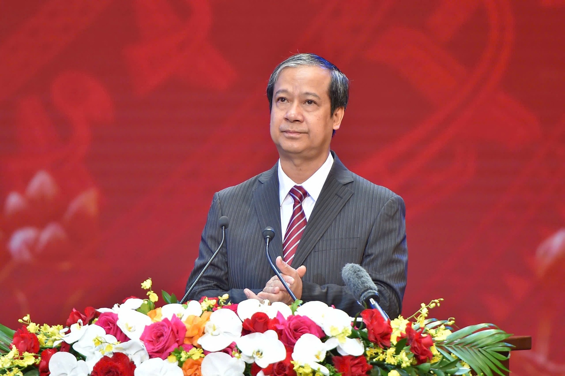 Bo truong GD&DT: Giao vien can khong ngung doi moi, vuot gioi han hinh anh