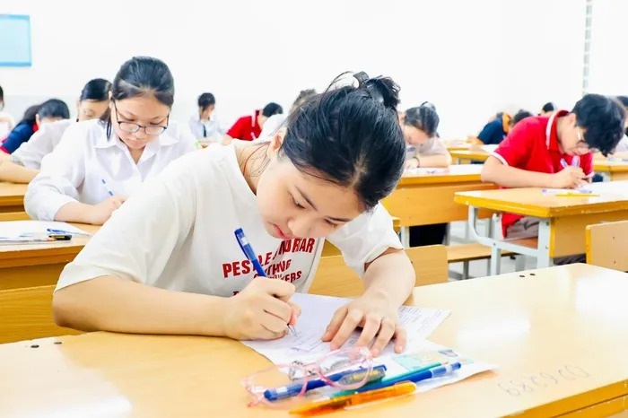 Day them mien phi cho hoc sinh cuoi cap, giai phap tam thoi? hinh anh