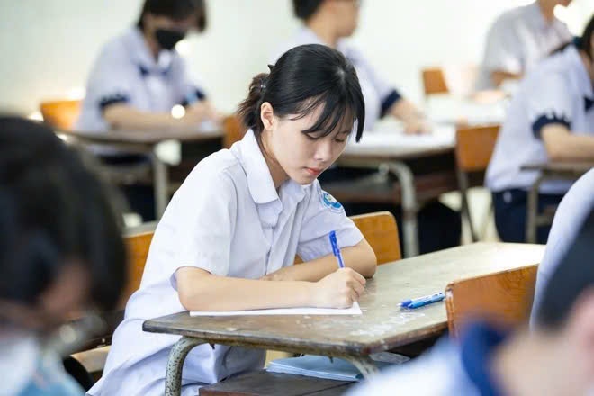 Nhung khoan tien hoc sinh van phai dong khi mien hoc phi hinh anh
