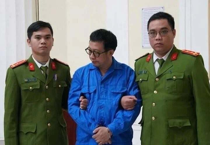 Giam doc bi bat, bao gio Dai hoc Hue kien toan ban lanh dao? hinh anh