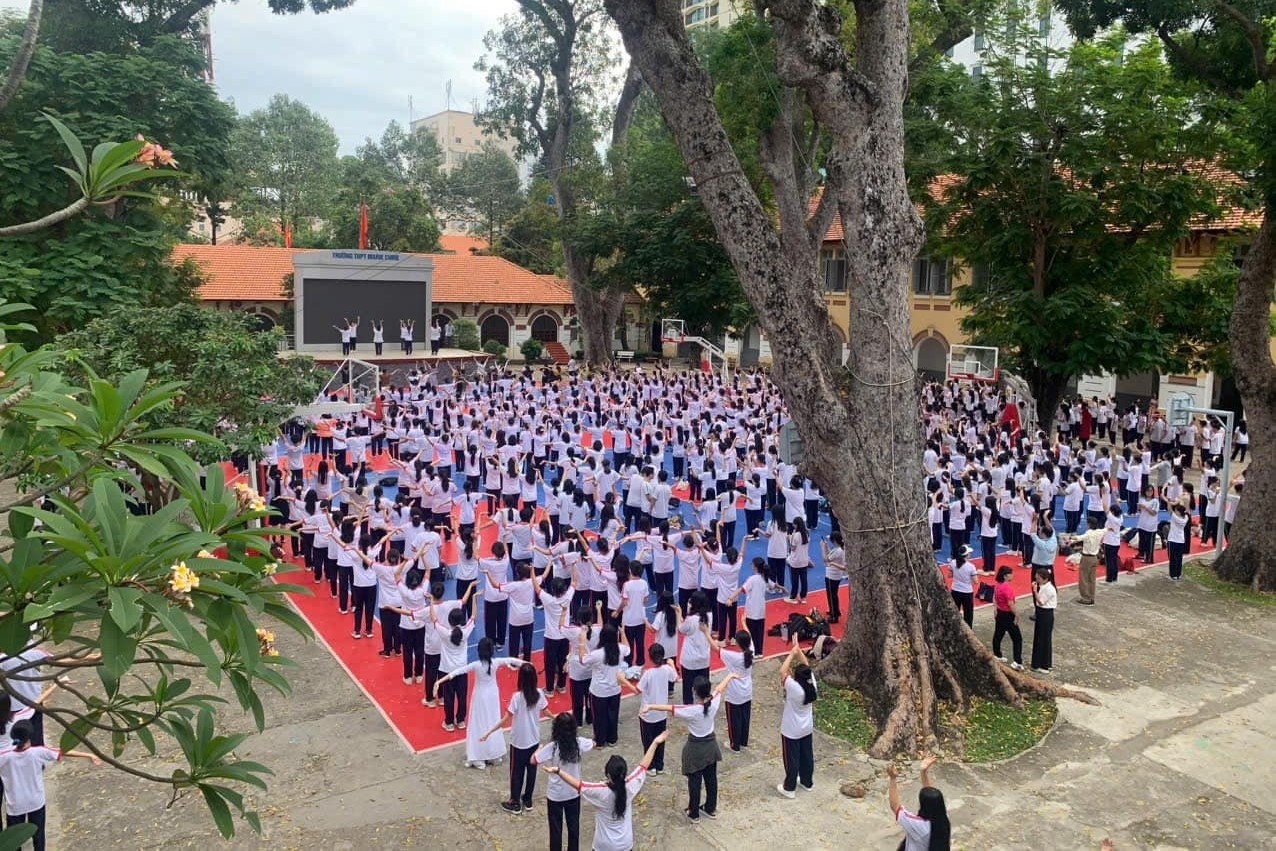 Truong Marie Curie len tieng vu ‘ep’ nu sinh tham gia dong dien ao dai hinh anh