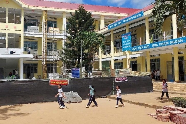 Thuc hu chuyen co giao dung day dien danh hoc sinh hinh anh