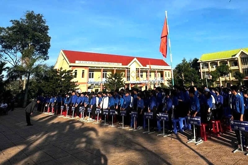 Truong THPT cung bai giua san, thay hieu truong cui dau xin loi hinh anh