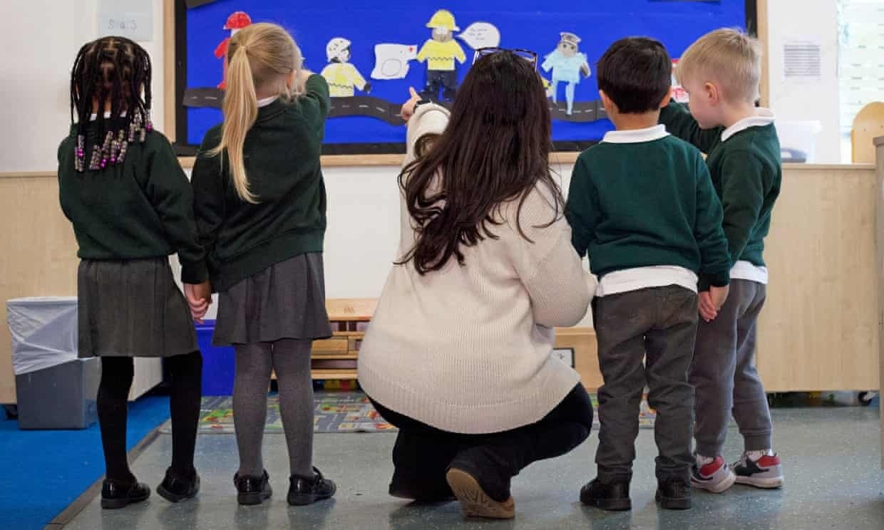 Ben trong lop hoc day tre tranh xa cac bang dang bao luc hinh anh