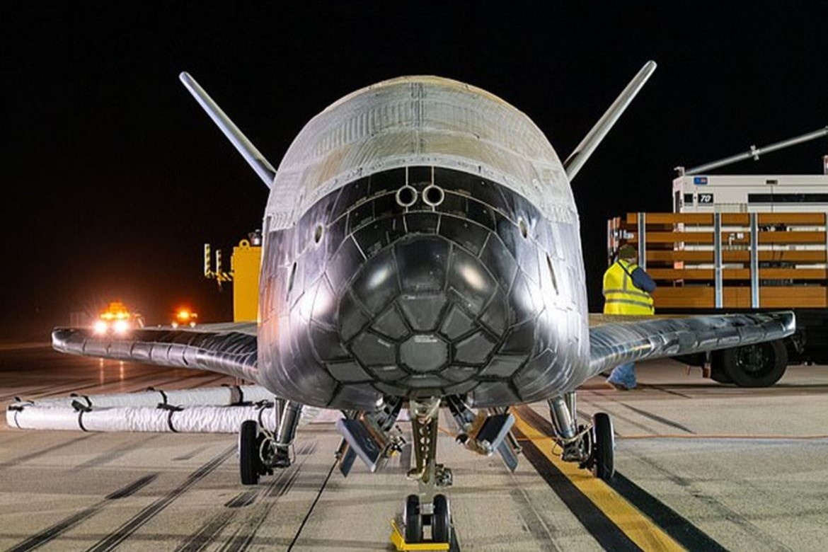 Tau vu tru bi an cua My tro ve Trai Dat sau 434 ngay tren quy dao hinh anh