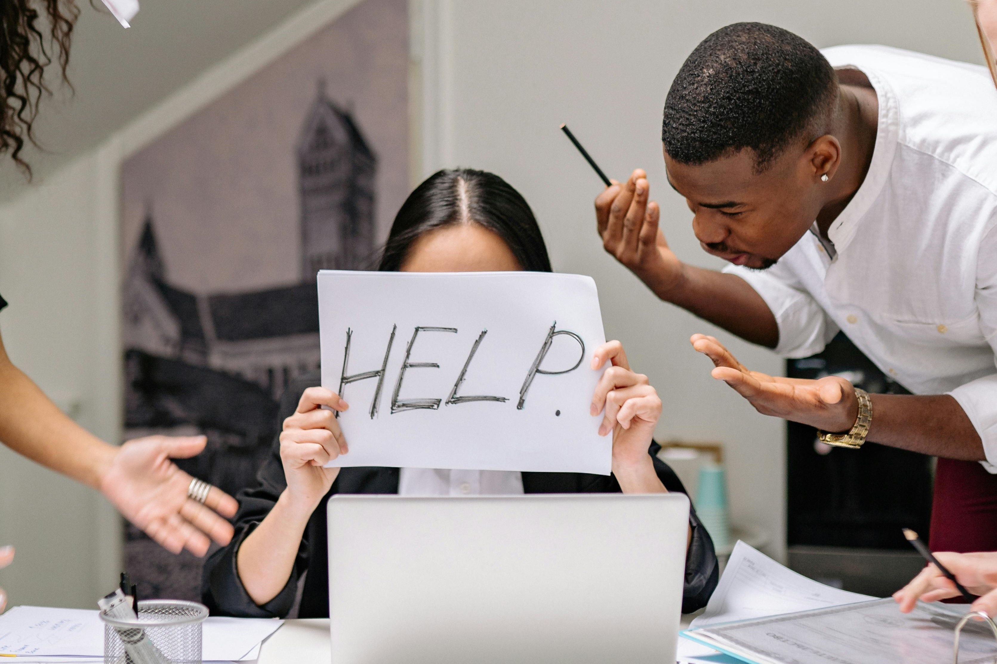 Ca nghin hieu truong o Anh bi phu huynh nguoc dai hinh anh