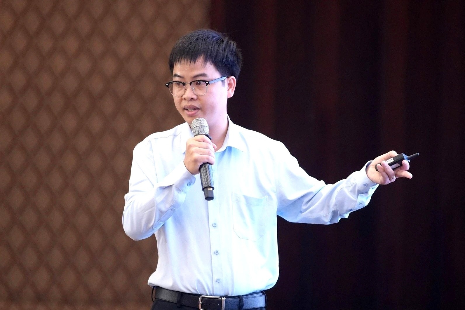 Tien si 9X: 'Lam khoa hoc co the giau nho chat xam hinh anh