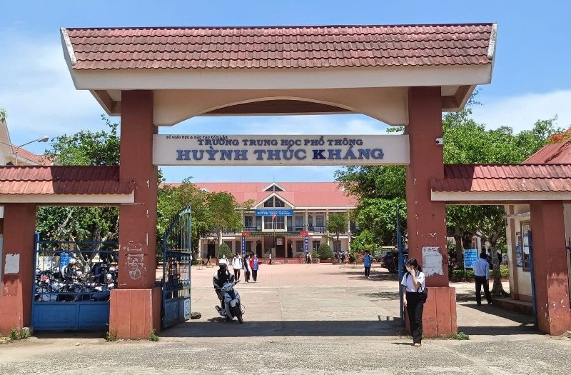 Nu sinh danh va dung chich dien de de doa ban bi dinh chi hoc 1 tuan hinh anh