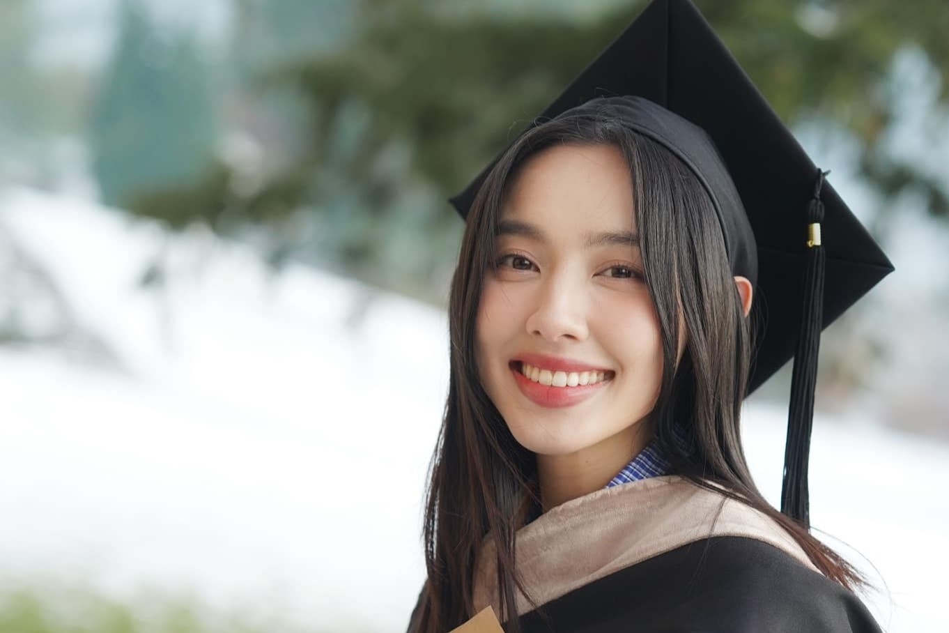 Dan mang dat nhieu nghi van ve tam bang thac si cua Thuy Tien hinh anh