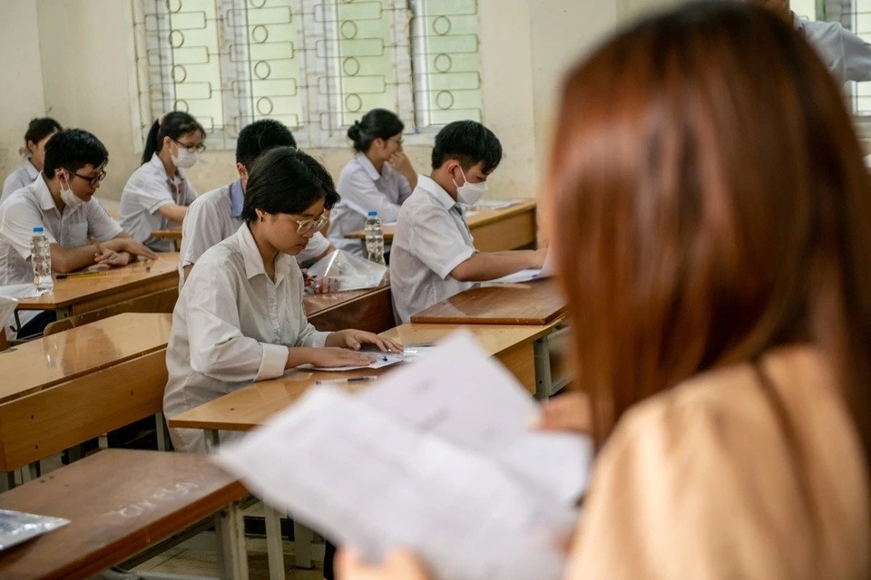 'Xin thay sang nay dung doc ten con toi chua dong tien hoc truoc lop' hinh anh