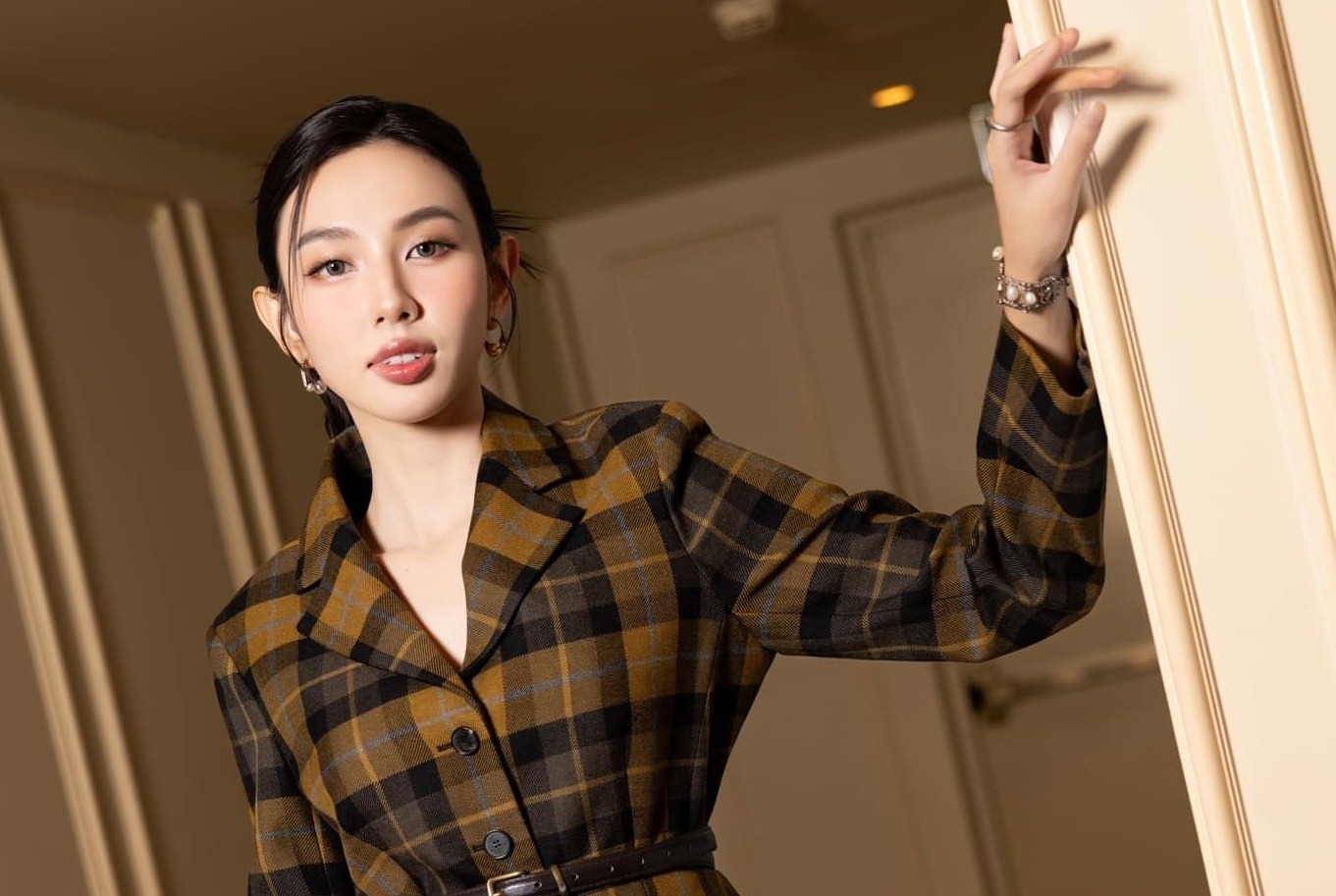 Thuy Tien va nhung hoa hau, a hau vuong tranh cai chuyen hoc van hinh anh