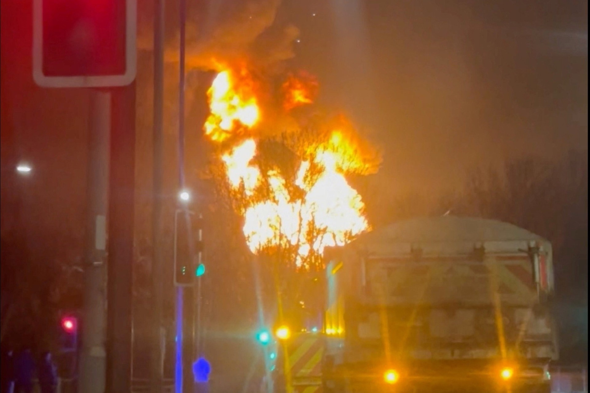 Chay lon khien san bay Heathrow phai dong cua hinh anh