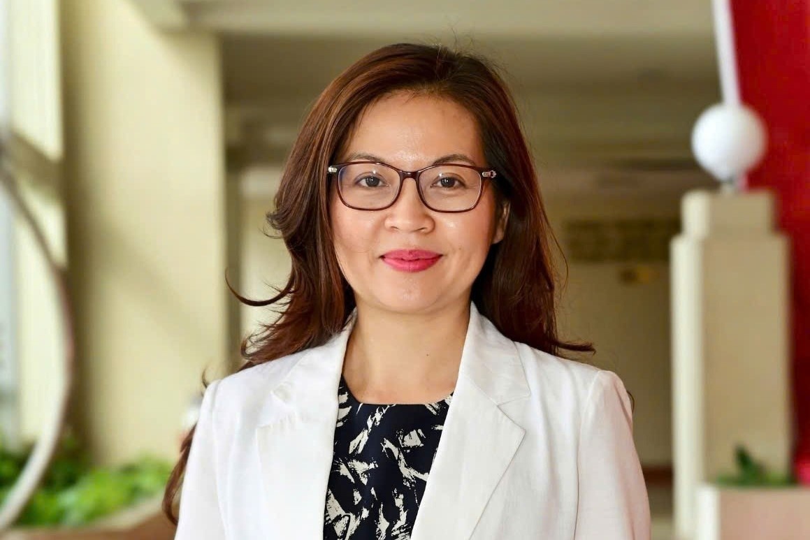 Truong Pho thong Nang khieu co hieu truong moi hinh anh