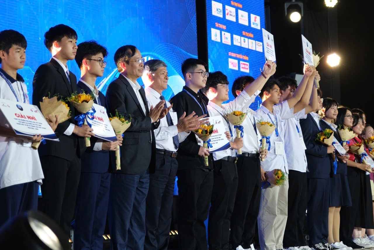 Hoc sinh dung AI de che tao he thong phan loai rac thong minh hinh anh