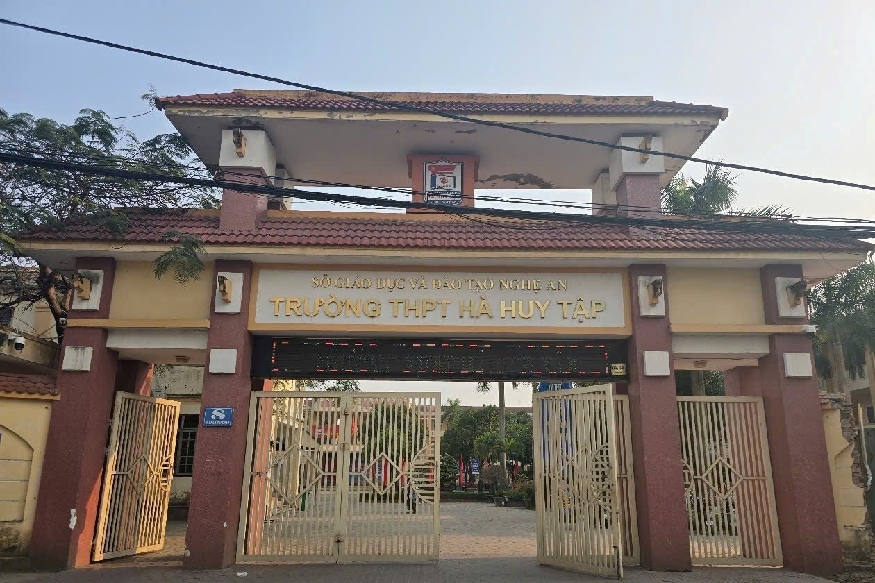 Nu sinh lop 11 bi danh hoi dong, phai nhap vien hinh anh