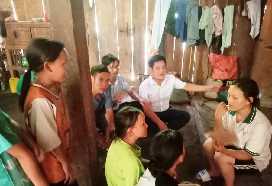 Chu tich xa di 50 kkm vao ban van dong hoc sinh tro lai lop hinh anh