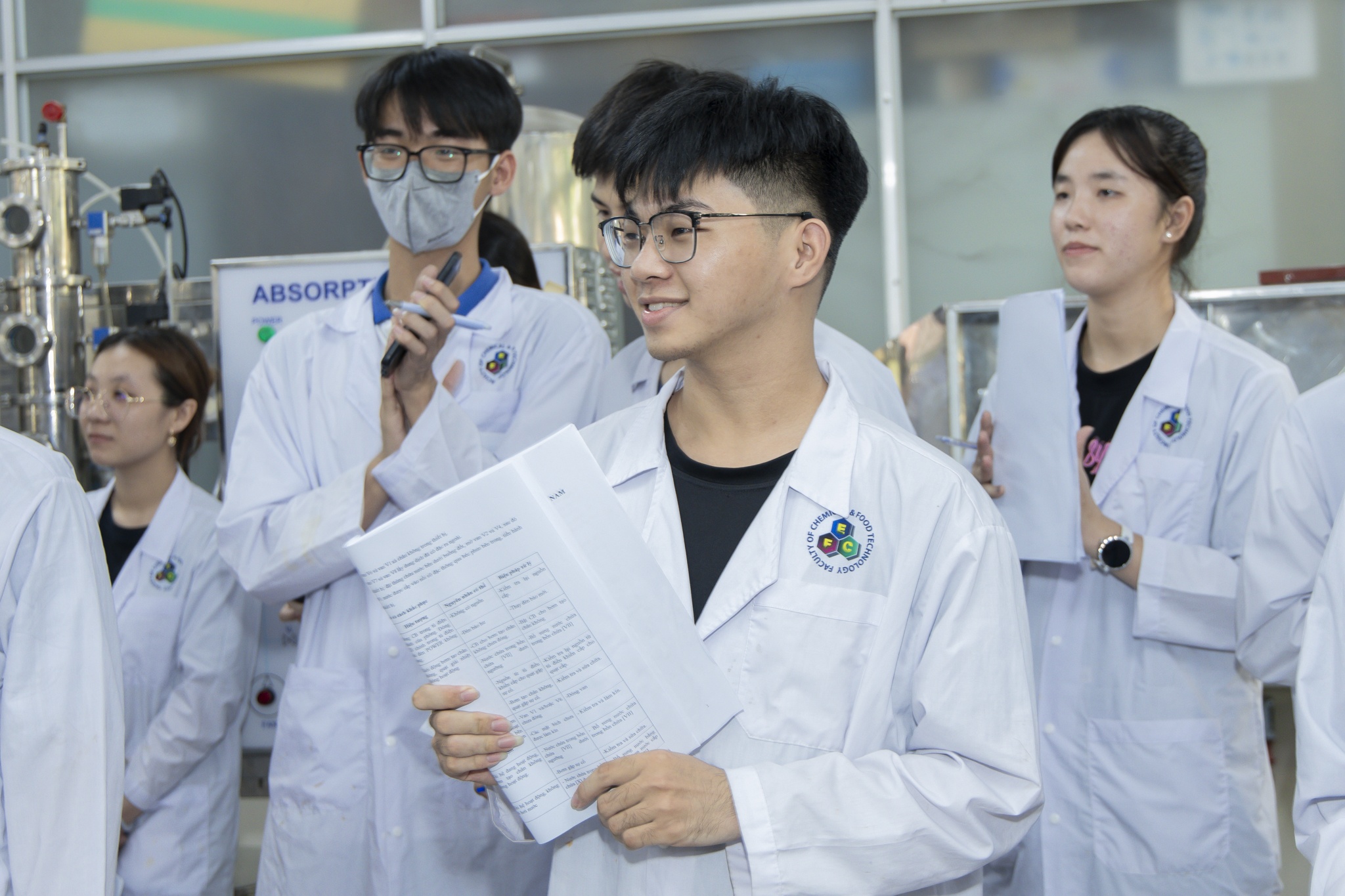 Quoc hoi giao Bo Y te cap bang bac si noi tru hinh anh